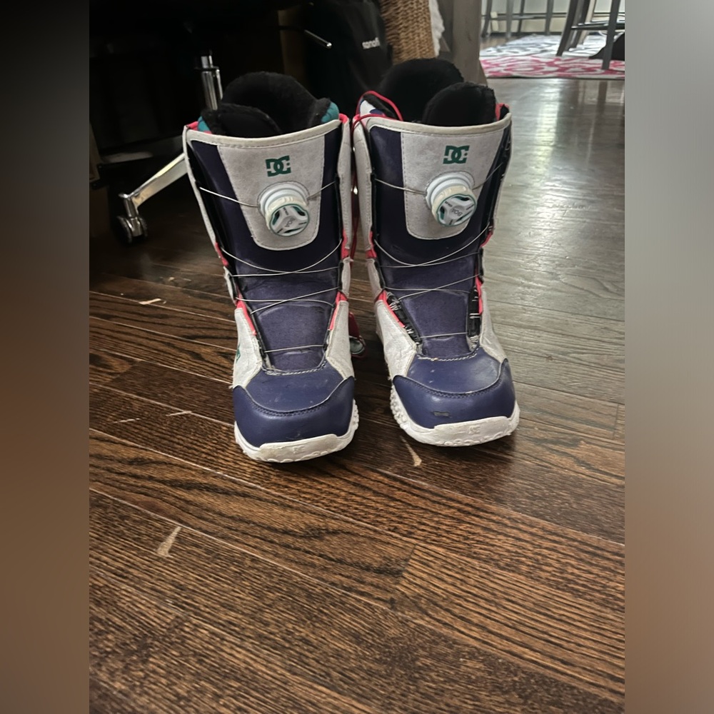 Women’s DC size 7.5 snowboard boots